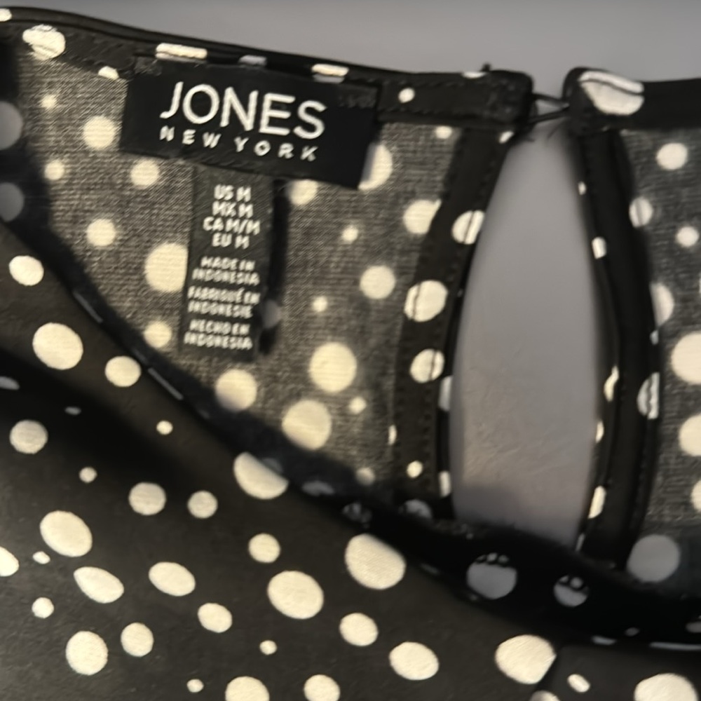 Jones New York polka dot sleeveless blouse - gathered front - sz medium - Picture 3 of 7